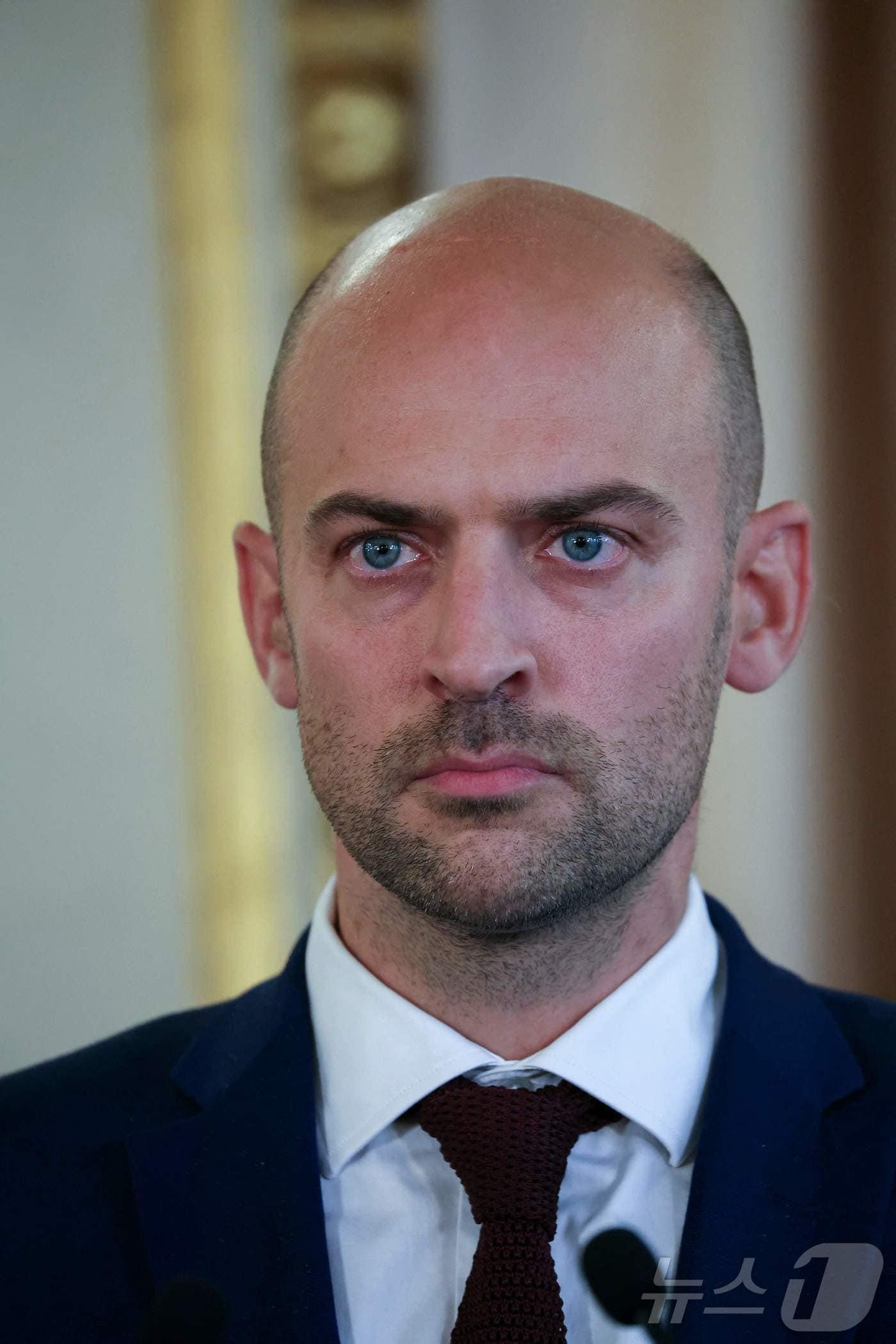 본문 이미지 - 새로 출범한 미셸 바르니에 프랑스 총리 내각의 외무 장관에 임명된 장 노엘 바로 (Jean-Noel Barrot)가 23일 파리 외무부 청사에서 열린 장관 이취임식에 참석하고 있다.. 2024.09.23 ⓒ AFP=뉴스1 ⓒ News1 윤석민 대기자