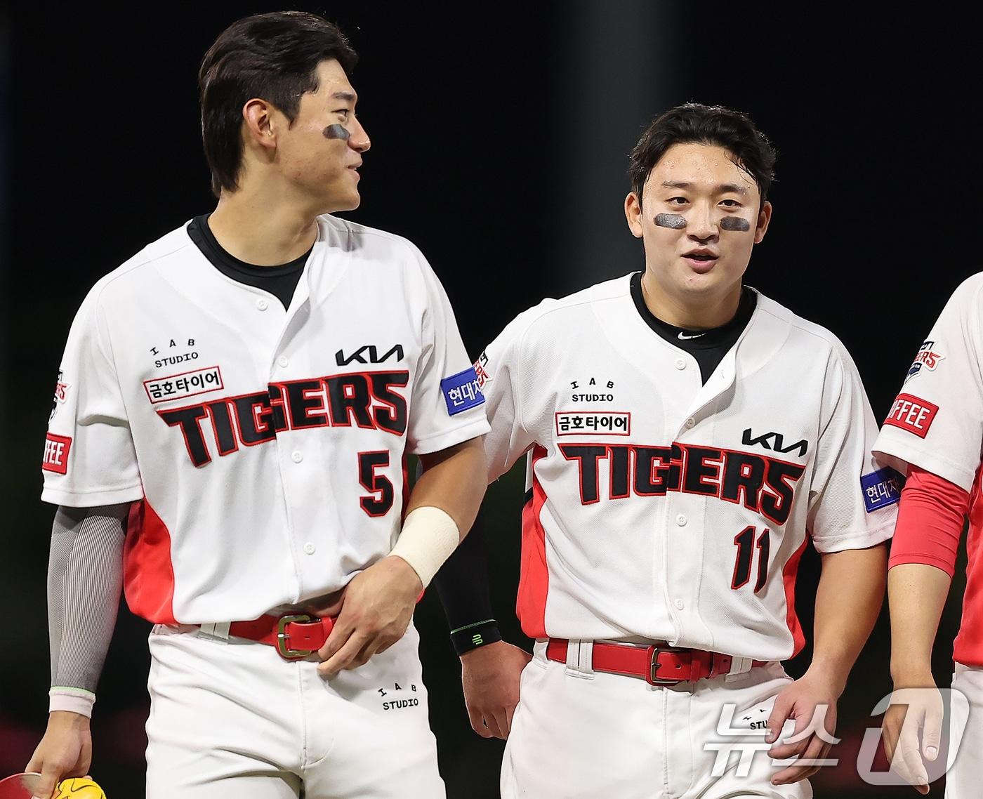 본문 이미지 - 23일 오후 광주 기아챔피언스필드에서 열린 '2024 신한 SOL 뱅크 KBO리그' 삼성 라이온즈와 KIA 타이거즈의 경기, KIA 윤도현과 김도영(왼쪽)이 3회말 이닝을 마친 뒤 함께 더그아웃으로 향하며 대화를 나누고 있다. 2024.9.23/뉴스1 ⓒ News1 김진환 기자