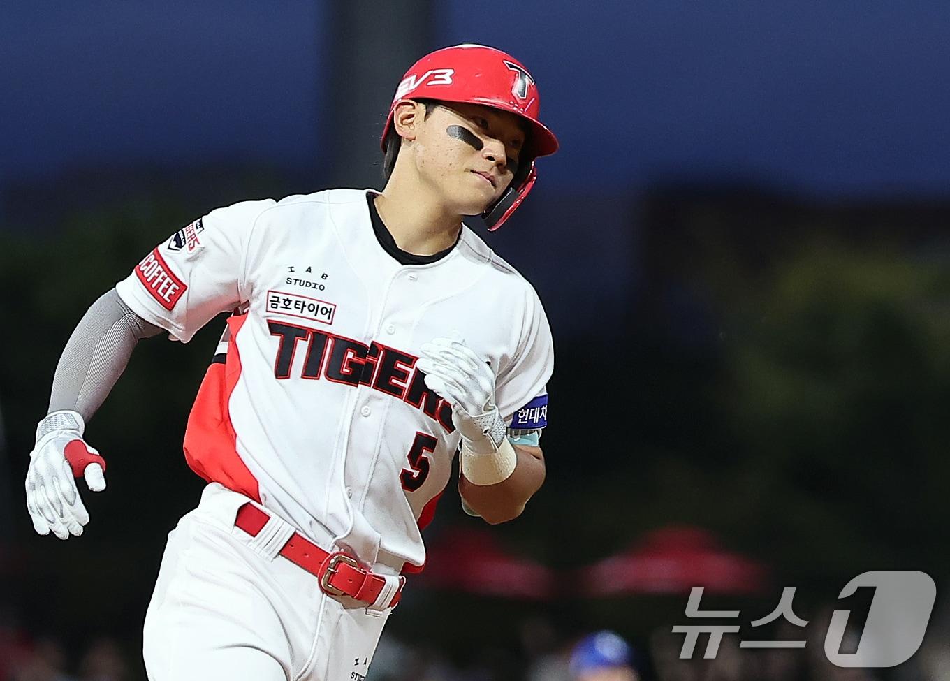 본문 이미지 - 23일 오후 광주 기아챔피언스필드에서 열린 '2024 신한 SOL 뱅크 KBO리그' 삼성 라이온즈와 KIA 타이거즈의 경기, KIA 김도영이 1회말 선두타자로 나와 솔로홈런을 친 뒤 그라운드를 돌고 있다.  2024.9.23/뉴스1 ⓒ News1 김진환 기자