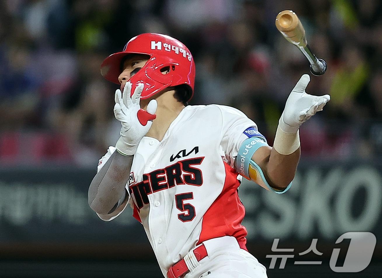 본문 이미지 - 23일 오후 광주 기아챔피언스필드에서 열린 '2024 신한 SOL 뱅크 KBO리그' 삼성 라이온즈와 KIA 타이거즈의 경기, KIA 김도영이 7회말 선두타자로 나와 안타를 치고 있다. 2024.9.23/뉴스1 ⓒ News1 김진환 기자