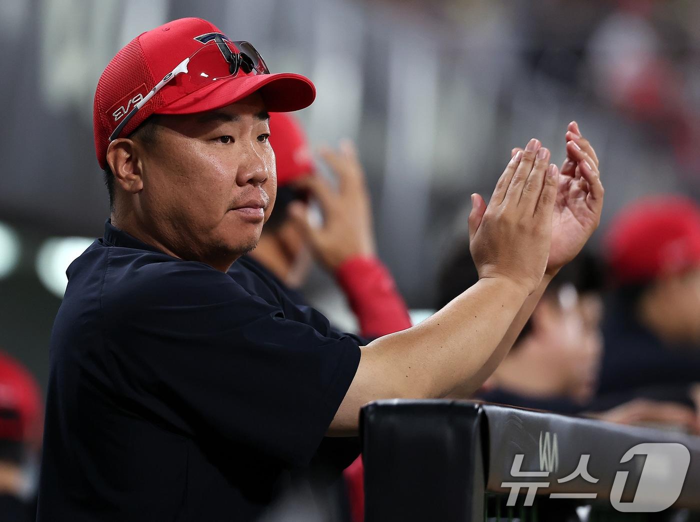 본문 이미지 - 23일 오후 광주 기아챔피언스필드에서 열린 &#39;2024 신한 SOL 뱅크 KBO리그&#39; 삼성 라이온즈와 KIA 타이거즈의 경기, KIA 이범호 감독이 9회초 경기를 지켜보며 손뼉을 치고 있다. 2024.9.23/뉴스1 ⓒ News1 김진환 기자