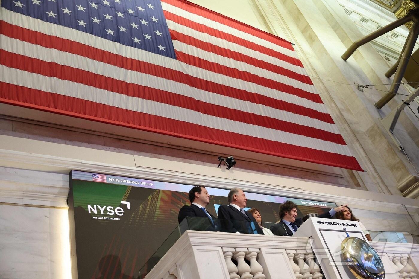 하비에르 밀레이 아르헨티나 대통령이 23일 뉴욕증권거래소(NYSE) 발코니에서 증시 개장을 알리는 '오프닝 벨'을 누르고 있다. 밀레이 대통령은 79차 유엔 총회 참석차 뉴욕을 방문했다. 2024.09.23 ⓒ AFP=뉴스1 ⓒ News1 김지완기자