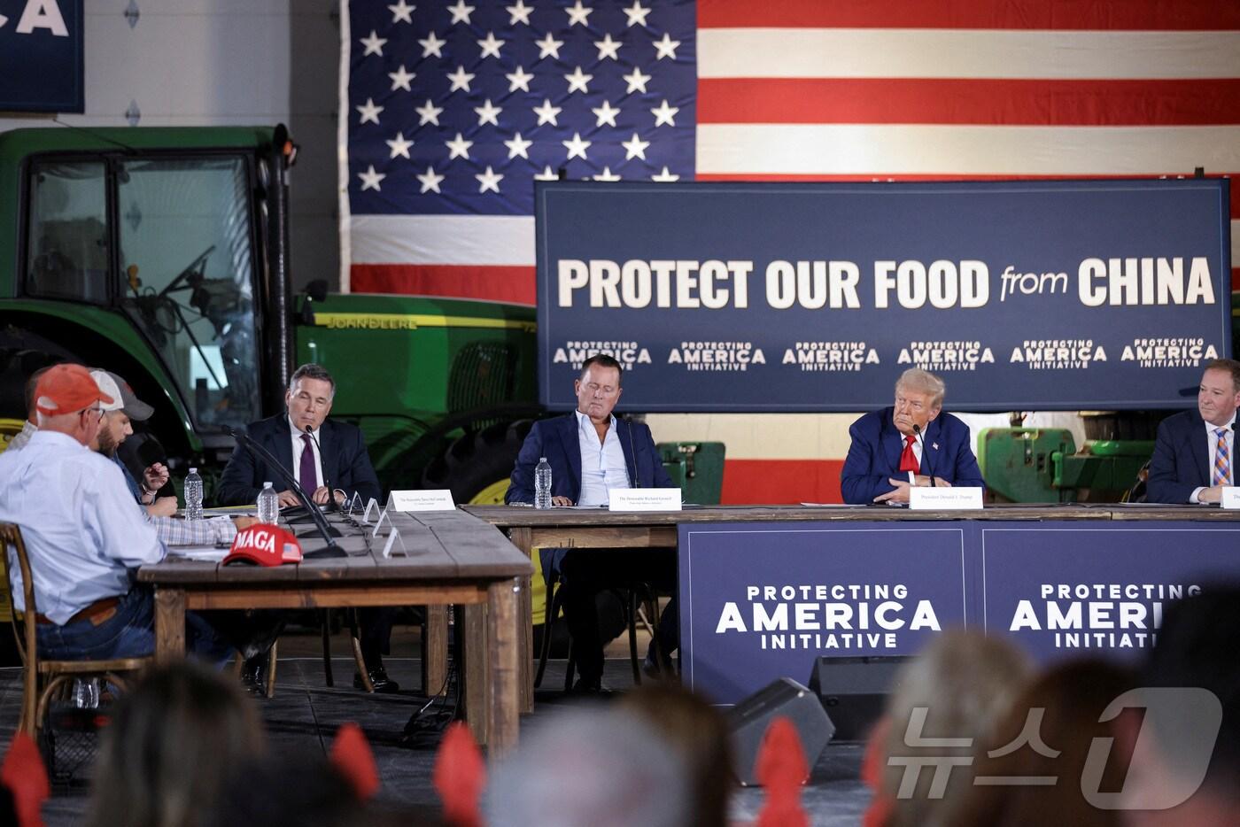 23일(현지시간) 미국 공화당 대선후보인 도널드 트럼프 전 대통령이 펜실베이니아주 스미스턴에서 '중국으로부터 우리 식량 지키기' 행사를 계기로 열린 지역 농부 및 관계자들과의 간담회에 참석하고 있다. 2024.09.23 ⓒ 로이터=뉴스1 ⓒ News1 김지완 기자