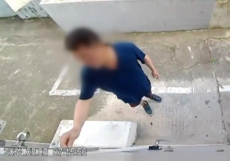 본문 이미지 - A 씨 집 창문을 엿보는 남성. (JTBC '사건반장')