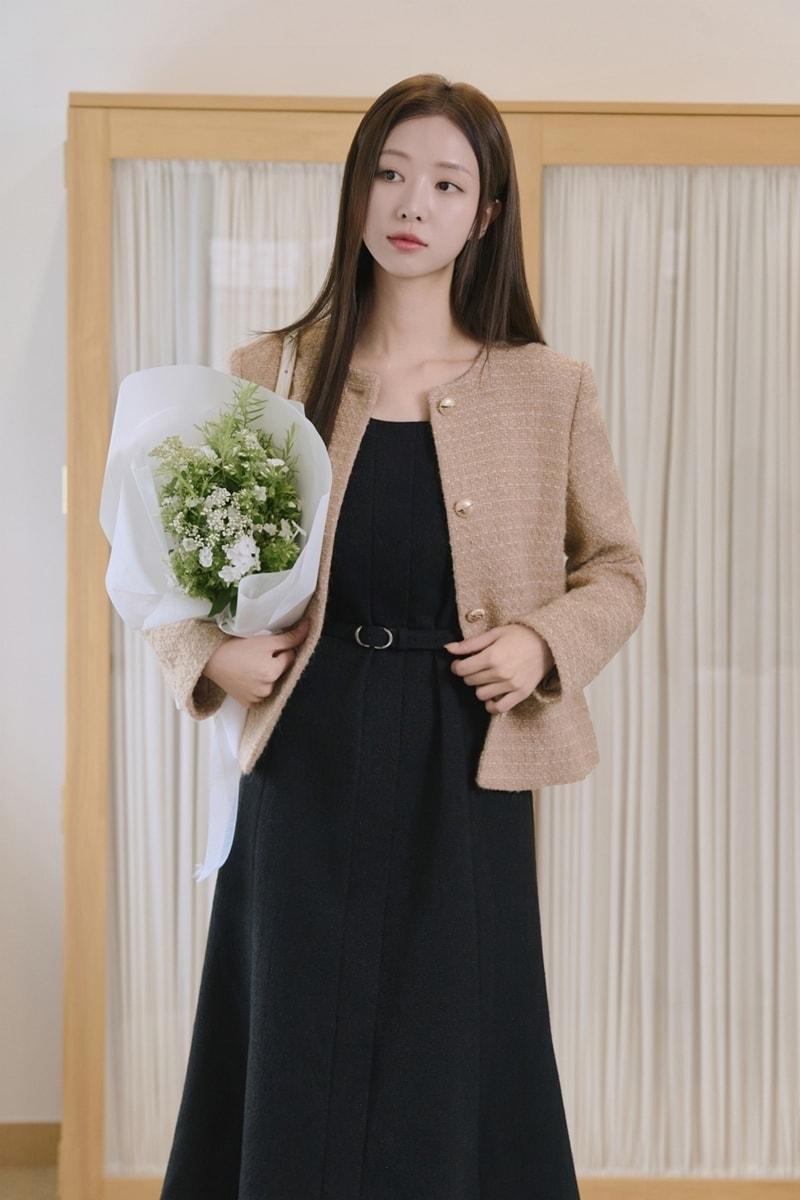 본문 이미지 - 올리비아로렌이 가을철 늘어나는 결혼식 등 격식 있는 자리에서 활용하기 좋은 우아하고 트렌디한 '드뮤어' 무드의 하객룩 아이템을 추천했다.(올리비아로렌제공)