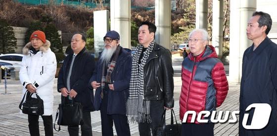 본문 이미지 -  고(故) 이예람 중사의 아버지 이주완씨(왼쪽 세 번째)가 지난 1월 15일 서울 서초구 서울중앙지법원에서 열린 위계공무집행방해 공판 선고를 마친 후 입장을 밝히고 있다.  2024.1.15/뉴스1 ⓒ News1 신웅수 기자