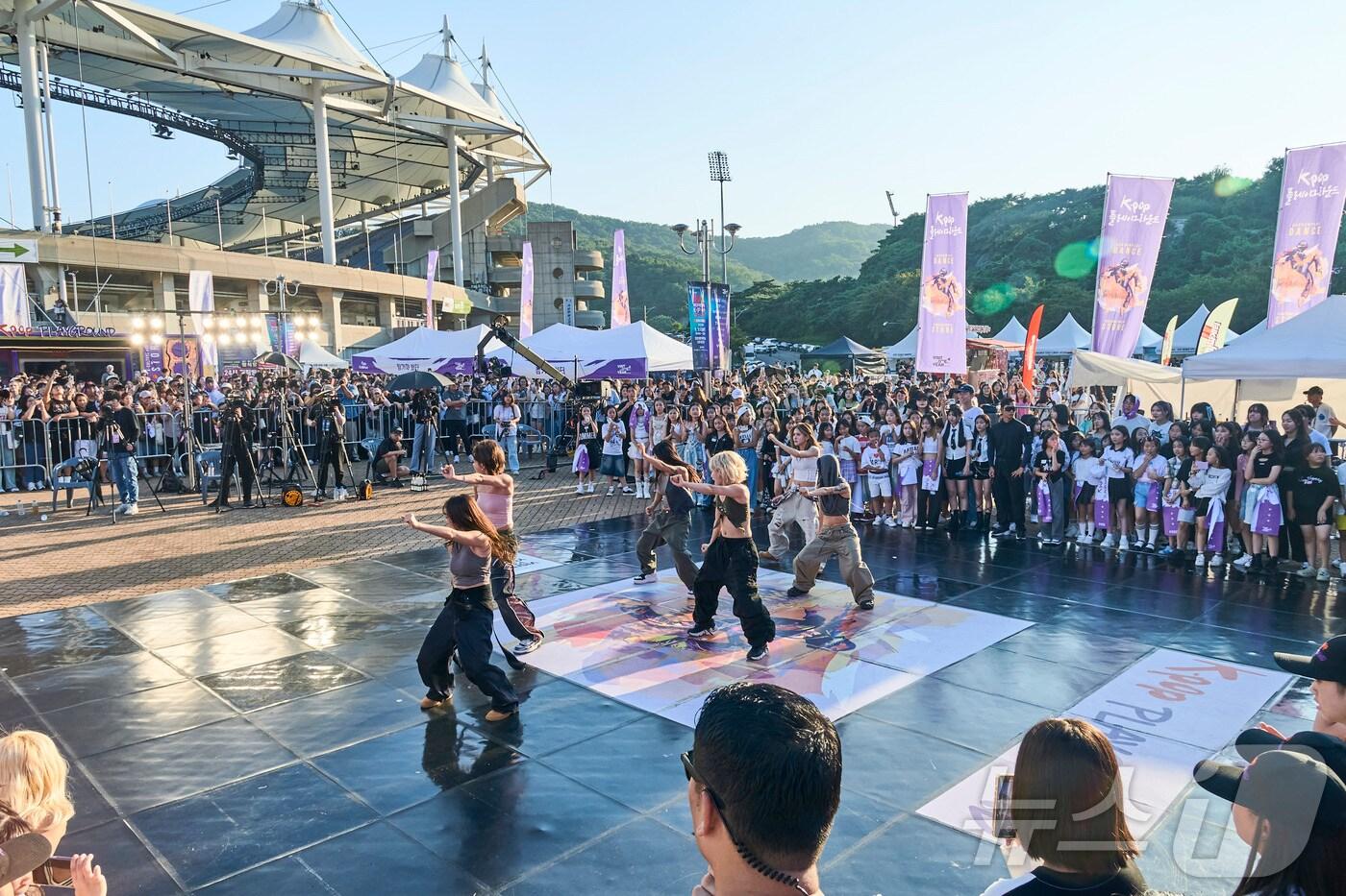 인천 잉크콘서트에서 진행한 홀리뱅 무대(한국방문의해위원회 제공)