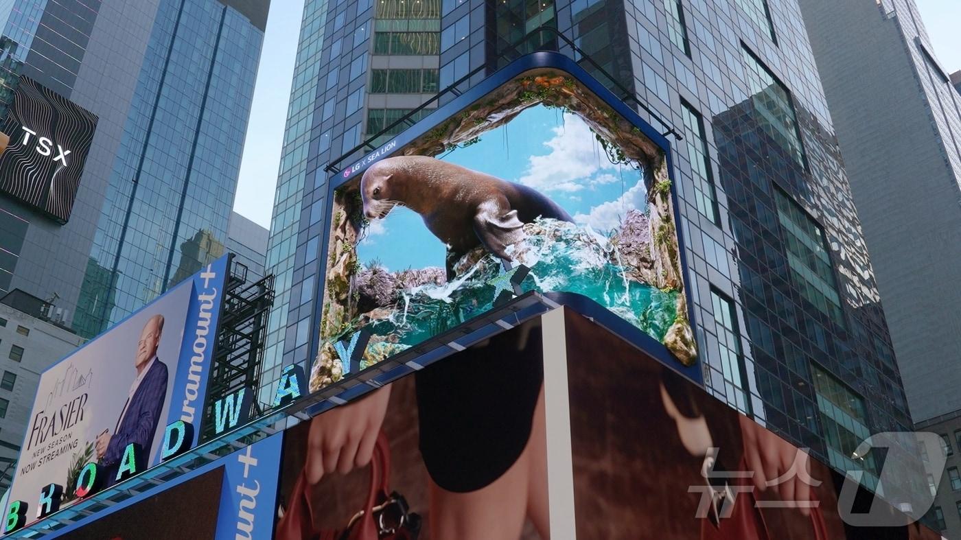 본문 이미지 - LG전자는 23일(현지시각) 미국 뉴욕 타임스스퀘어 전광판에서 '바다사자'를 주제로 한 세 번째 'LG와 함께하는 위기 동물 보호 캠페인' 영상을 공개했다.(LG전자 제공)
