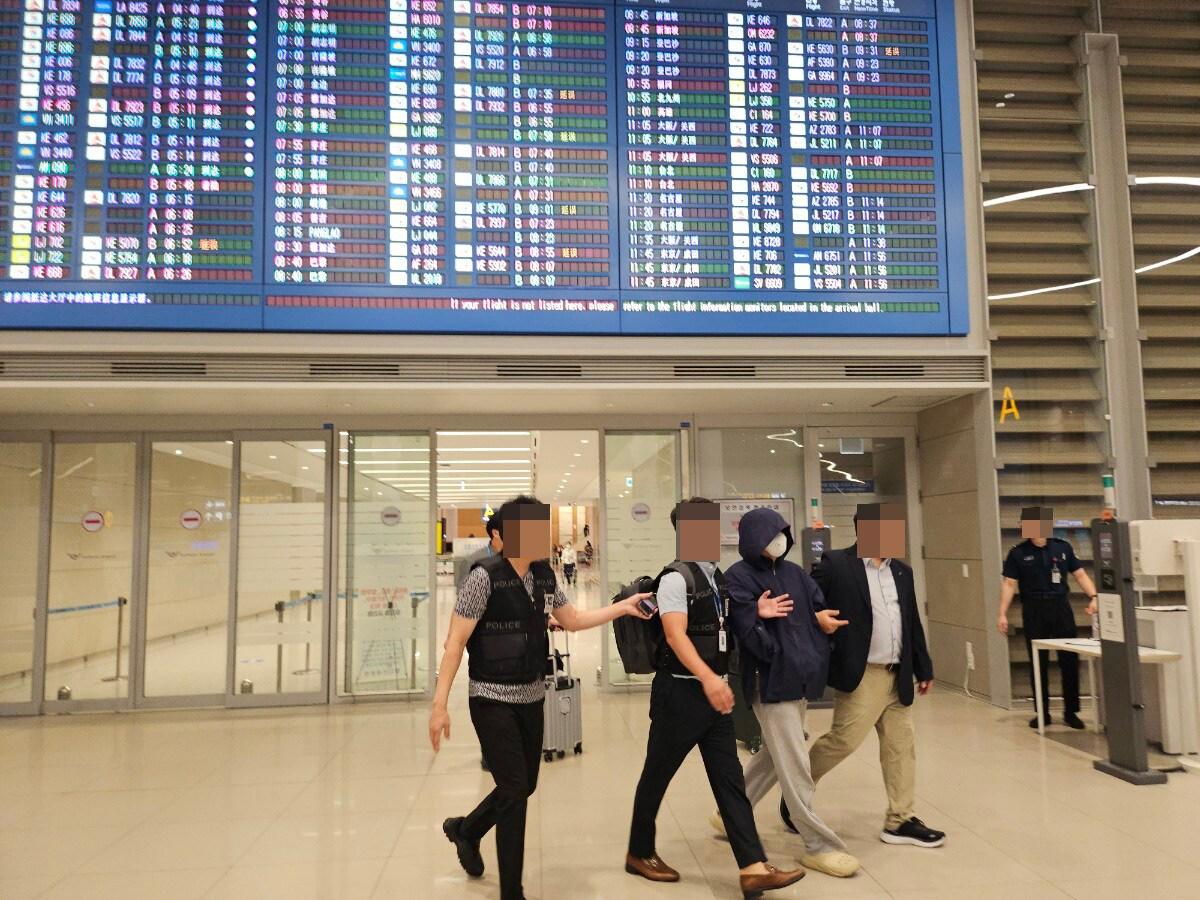 본문 이미지 - 경찰청은 10일 오전 태국 파타야 드럼통 살인사건 피의자 3명 중 1명인 A 씨(39)를 국내로 강제 송환했다고 밝혔다. A 씨는 이날 오전 9시쯤 인천국제공항을 통해 국내에 들어왔다. (경찰청 제공)