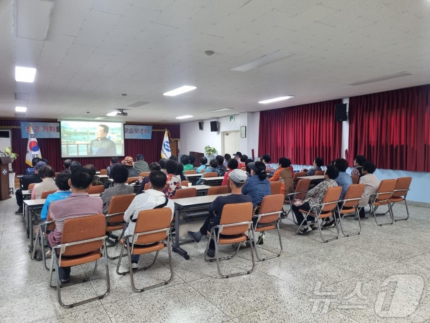 본문 이미지 - 지난해 10월 서귀포에서 실시한 수산공익직불제 현장교육(한국어촌어항공단 제공)