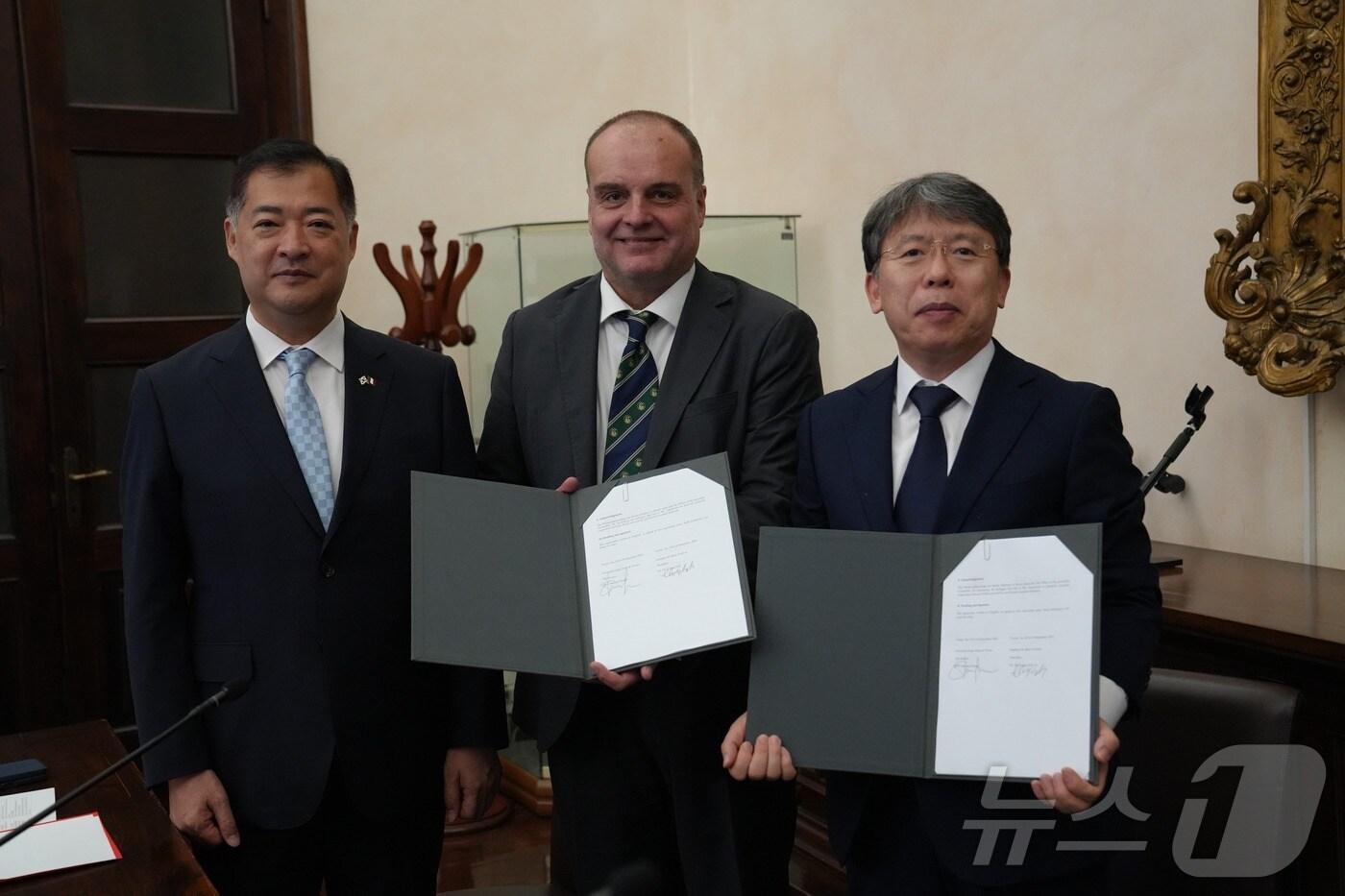 왼쪽부터 최태호 주밀라노 총영사, 스테파노 게우나 이탈리아 토리노대 총장, 노도영 IBS 원장 (기초연 제공)/뉴스1