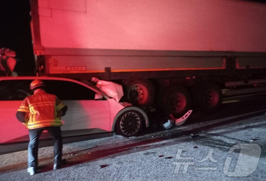 본문 이미지 - 지난 23일 오후 9시 52분쯤 경북 구미시 선산읍 중부내륙고속도로 창원방향 120㎞지점에서 화물차 2대와 승용차 1대 등 2중 추돌사고가 나자 구급대원이 수습 중이다.(경북소방본부 제공)