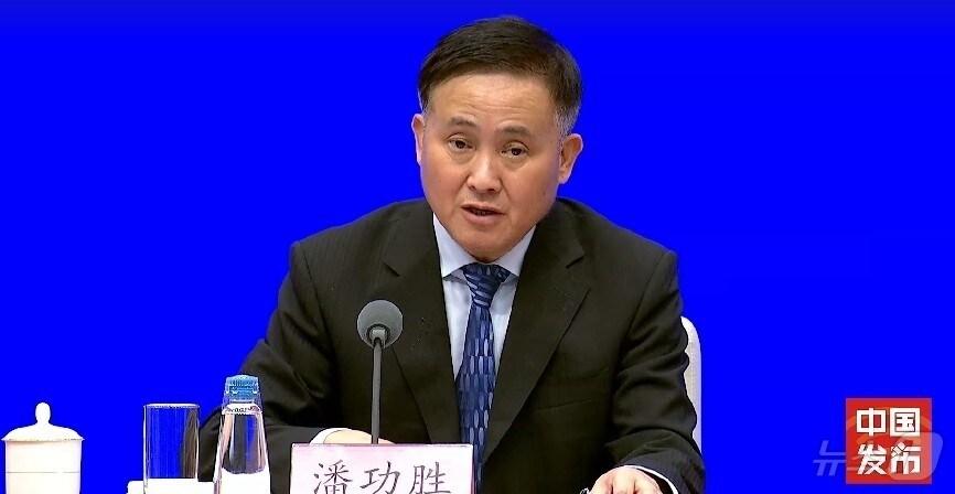 본문 이미지 - 판궁성 중국 인민은행장이 24일 기자회견을 하고 있다.