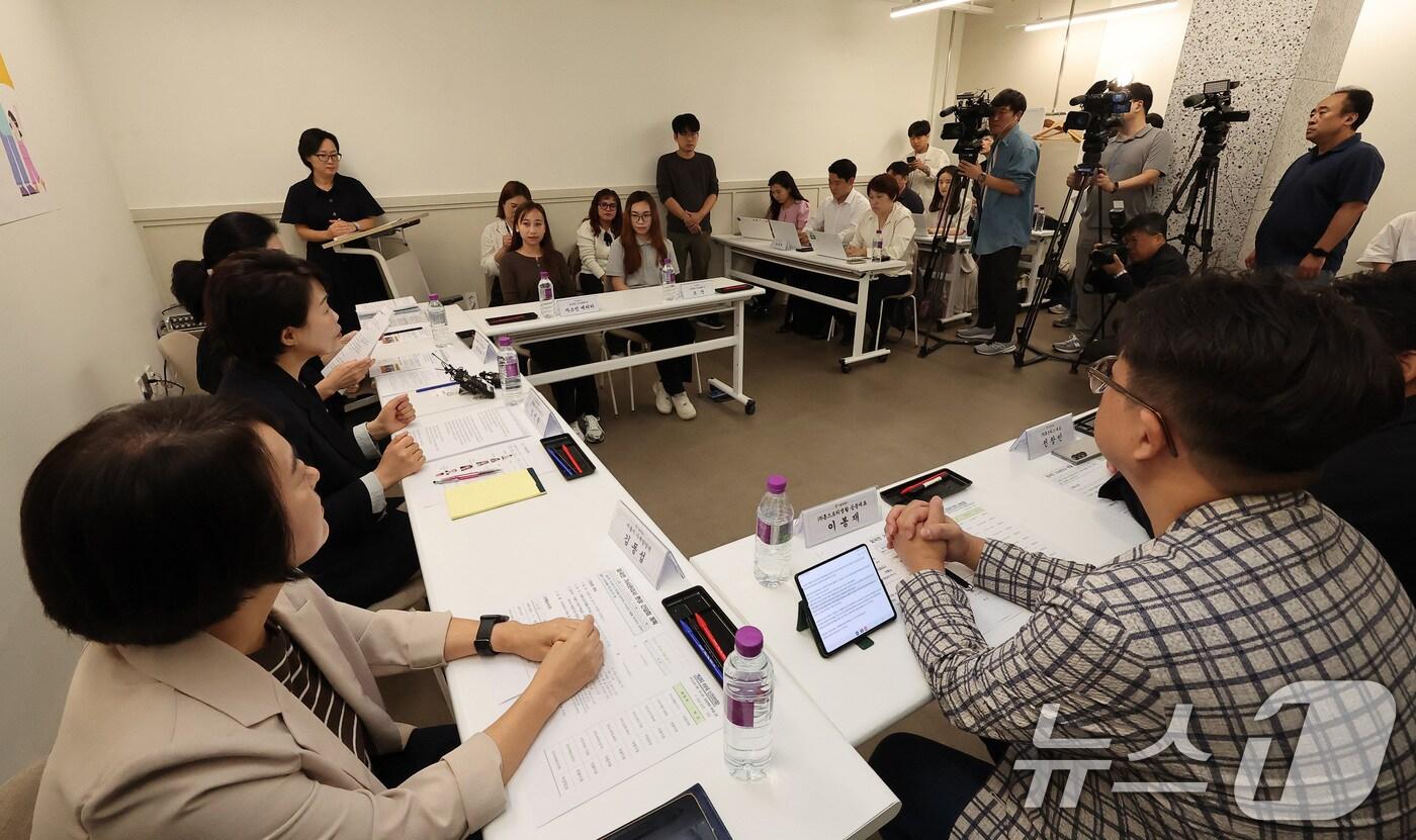 본문 이미지 - 김선순 서울시 여성가족실장이 24일 오전 서울 강남구 홈스토리생활 회의실에서 열린 서울시 외국인 가사관리사 시범사업 관계자 간담회에서 발언하고 있다. 2024.9.24/뉴스1 ⓒ News1 김성진 기자