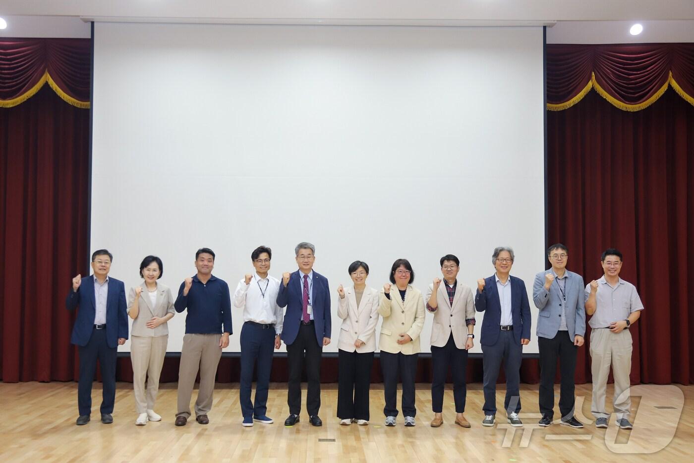 ‘2024 KBRI-KRIBB 신경과학 공동 심포지엄’ 관계자들이 기념촬영을 하고 있다.(생명연 제공)/뉴스1