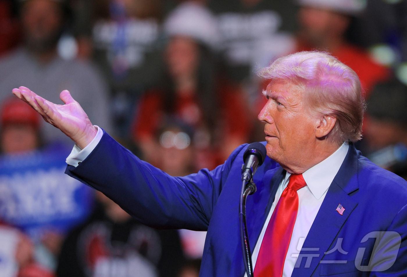 본문 이미지 - 미국 공화당 대통령 후보인 도널드 트럼프 전 대통령이 23일(현지시간) 펜실베이니아주 인디애나에서 열린 선거 집회서 유세를 하고 있다. 2024.09.24 ⓒ 로이터=뉴스1 ⓒ News1 우동명 기자