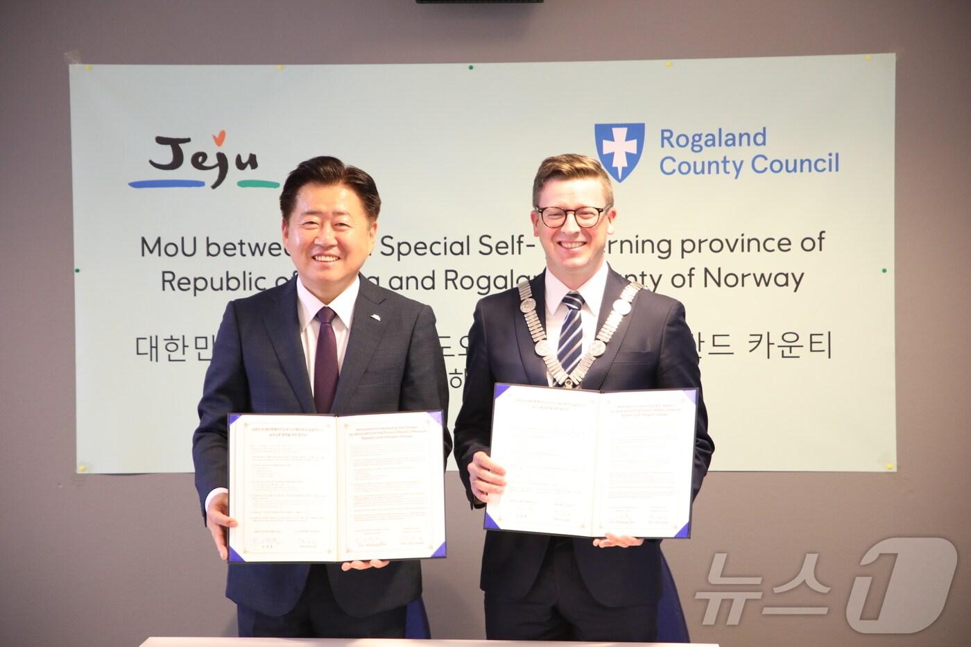 본문 이미지 - 오영훈 제주도지사(사진 왼쪽)와 올레 율랜드 로갈란주지사가 협약서를 들고 기념촬영을 하고 있다(제주도 제공)