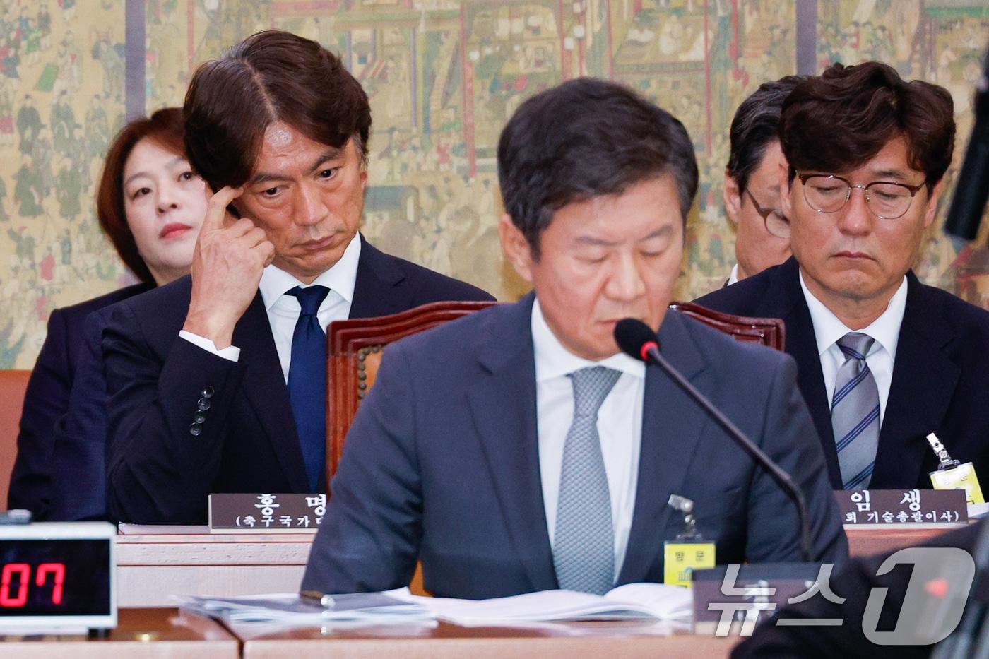 본문 이미지 - 왼쪽부터 홍명보 전 남자 축구대표팀 감독, 정몽규 전 대한축구협회장, 오른쪽은 이임생 전 기술총괄이사. ⓒ 뉴스1 안은나 기자