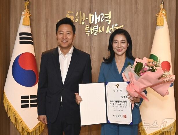 본문 이미지 -  오세훈 서울시장과 박정숙 서울시 여성가족재단 대표이사(서울시 제공)