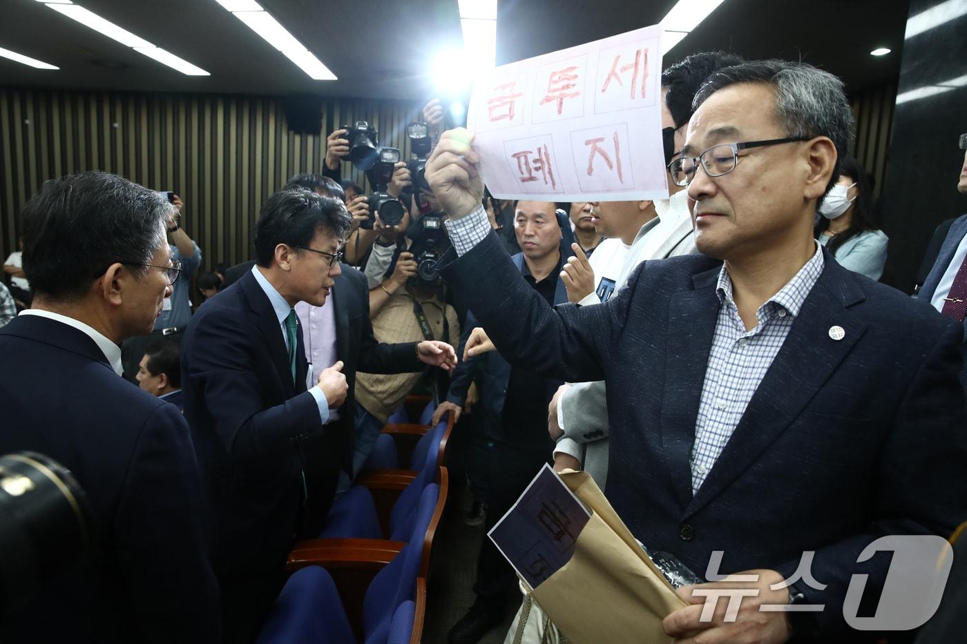 본문 이미지 - 정의정 한국주식투자자연합회 대표와 개인투자자들이 24일 오전 서울 여의도 국회에서 열린 '더불어민주당 정책 디베이트(토론회): '행복하고 정의로운 대한민국, 금융투자소득세 시행은 어떻게?'를 찾아 방청을 요구하며 항의하고 있다. 2024.9.24/뉴스1 ⓒ News1 이광호 기자