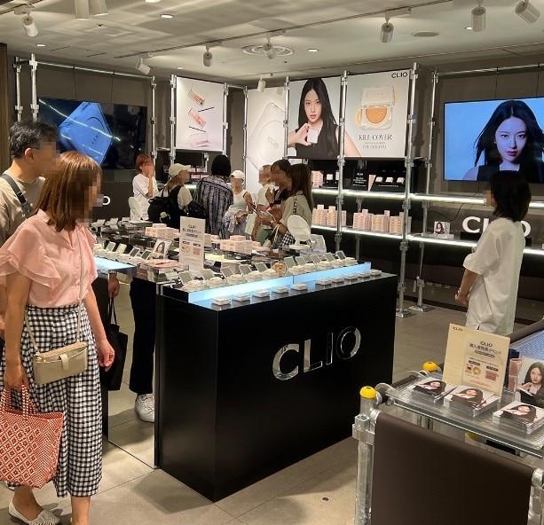 본문 이미지 - 일본 긴자 미쓰코시 백화점에 마련된 한국 화장품 브랜드 '클리오'의 팝업 매장. 아이돌 '아이브' 멤버 안유진이 모델로 활약하고 있다. (출처 : 클리오 재팬 인스타그램)