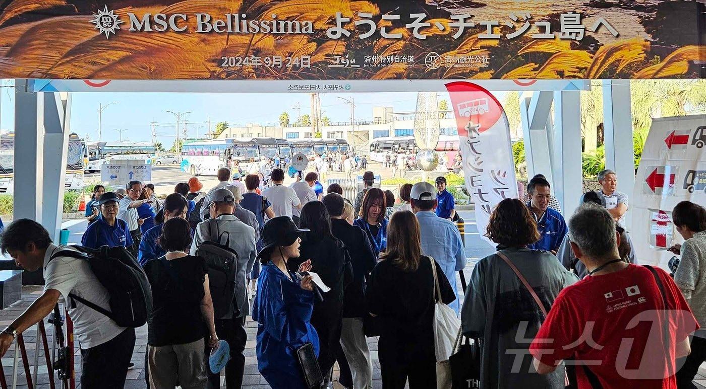 본문 이미지 - 일본발 MSC벨리시마호 전세 크루즈 상품을 통해 제주에 온 일본인 관광객들.(제주관광공사 제공)