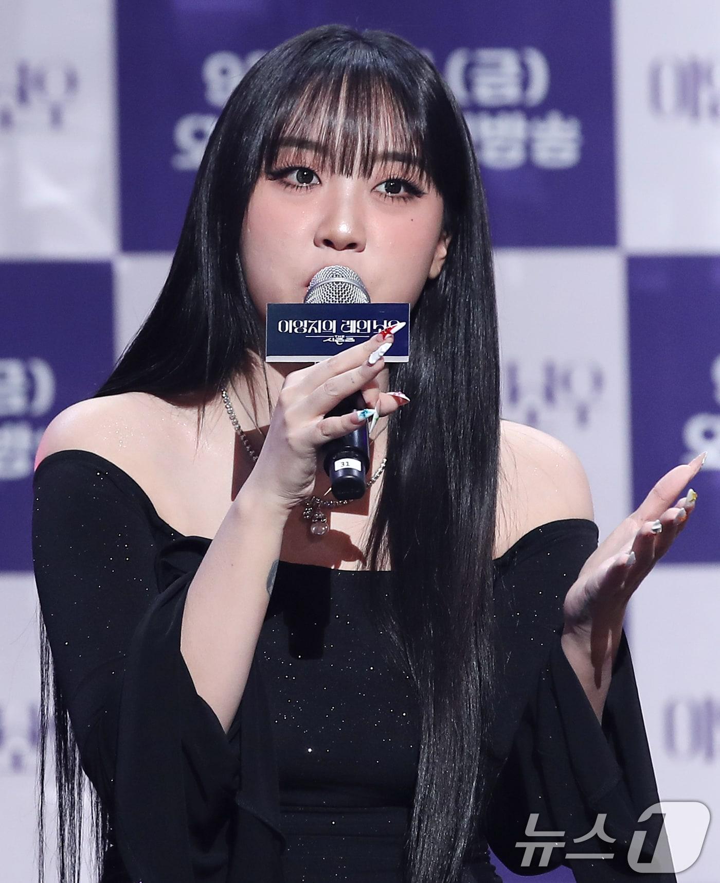 본문 이미지 - 가수 이영지가 24일 오전 서울 영등포구 KBS 신관 공개홀에서 열린 KBS 2TV '더 시즌즈-이영지의 레인보우' 제작발표회에 참석해 인사말을 하고 있다. '이영지의 레인보우'는 '더 시즌즈'의 여섯 번째 시즌으로 박재범, 최정훈, 악뮤, 이효리, 지코에 이어 이영지가 새로운 호스트로 나선다. 오는 27일 오후 10시에 방송된다. 2024.9.24/뉴스1 ⓒ News1 권현진 기자