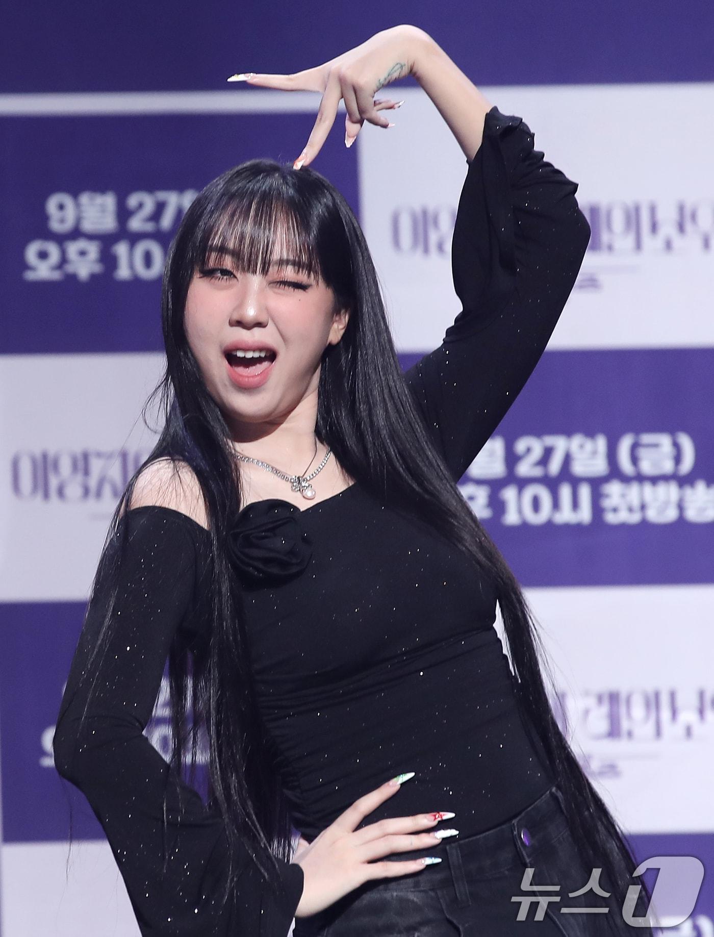 본문 이미지 - 가수 이영지가 24일 오전 서울 영등포구 KBS 신관 공개홀에서 열린 KBS 2TV '더 시즌즈-이영지의 레인보우' 제작발표회에 참석해 포즈를 취하고 있다. '이영지의 레인보우'는 '더 시즌즈'의 여섯 번째 시즌으로 박재범, 최정훈, 악뮤, 이효리, 지코에 이어 이영지가 새로운 호스트로 나선다. 오는 27일 오후 10시에 방송된다. 2024.9.24/뉴스1 ⓒ News1 권현진 기자