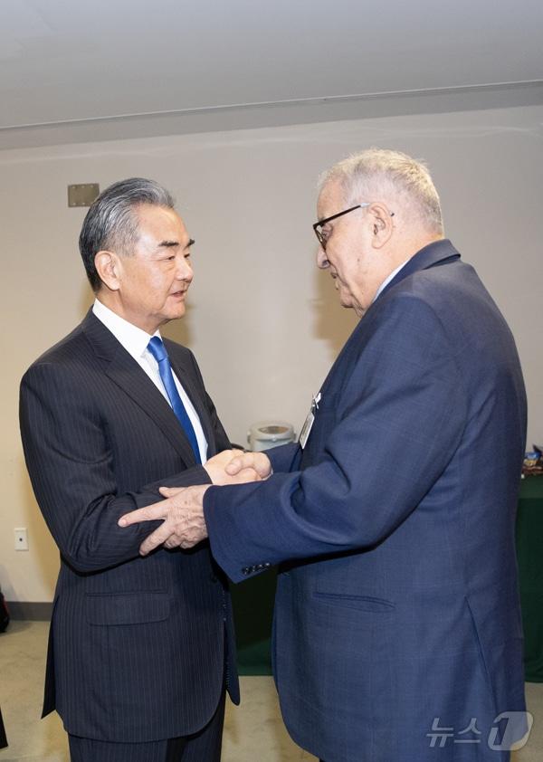 본문 이미지 - 왕이 외교부장이 23일(현지시간) 미국 뉴욕에서 압달라 부 하비브 레바논 외무장관과 회담했다. (사진출처=중국 외교부 홈페이지)