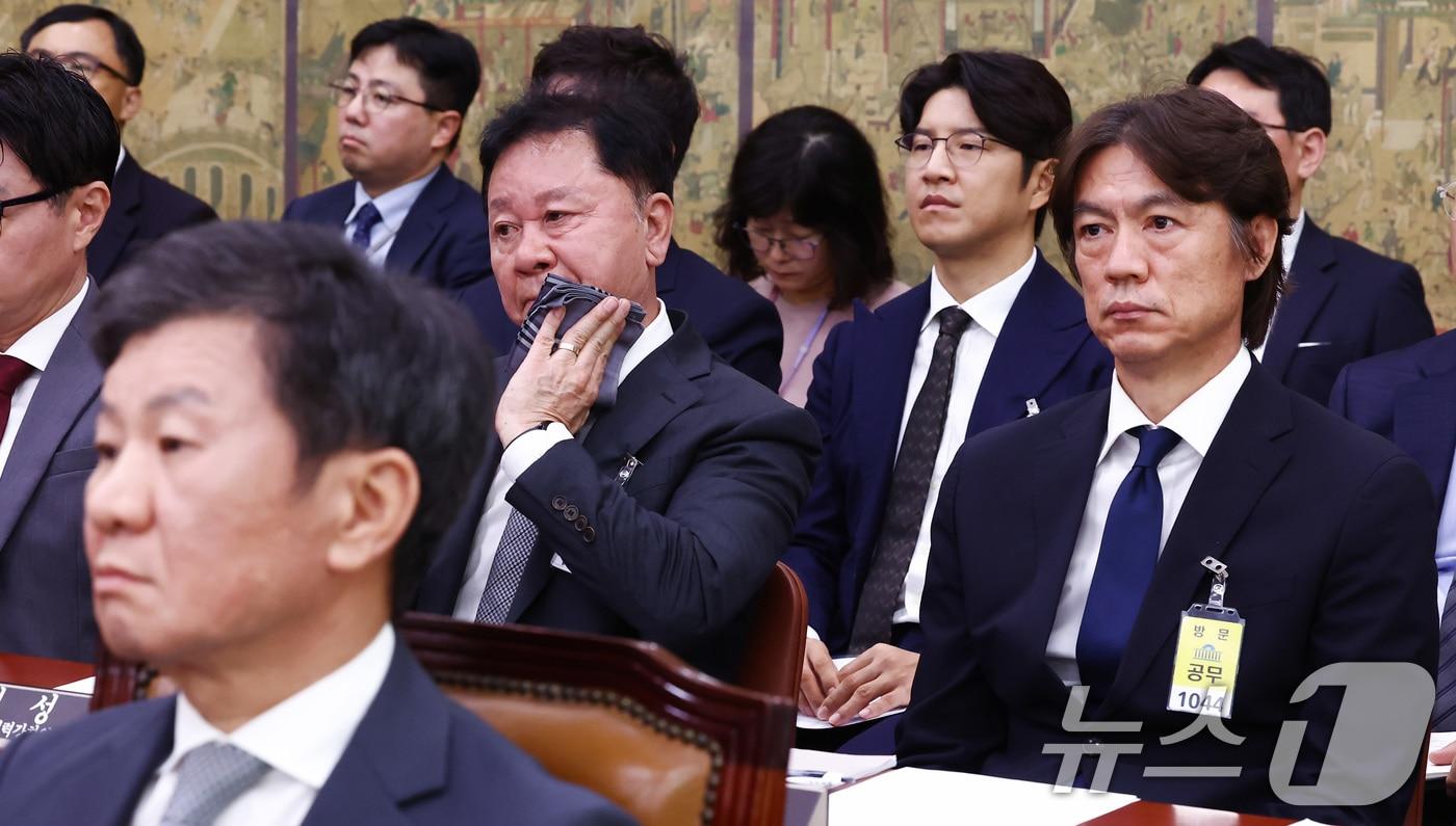 본문 이미지 - 24일 오전 서울 여의도 국회 문화체육관광위원회에서 열린 대한축구협회 등에 대한 현안질의에 증인 및 참고인들이 출석해 있다. 왼쪽부터 정몽규 대한축구협회장, 정해성 전 전력강화위원장, 박주호 전 전력강회위원, 홍명보 남자 축구대표팀 감독. 2024.9.24/뉴스1 ⓒ News1 김민지 기자