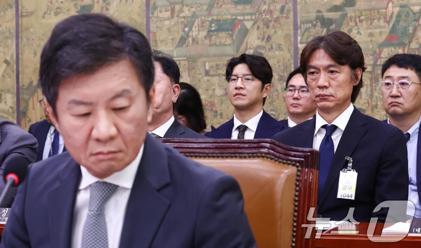 본문 이미지 - 24일 오전 서울 여의도 국회 문화체육관광위원회에서 열린 대한축구협회 등에 대한 현안질의에 증인 및 참고인들이 출석해 있다. 왼쪽부터 정몽규 대한축구협회장, 박주호 전 전력강회위원, 홍명보 남자 축구대표팀 감독. 2024.9.24/뉴스1 ⓒ News1 김민지 기자