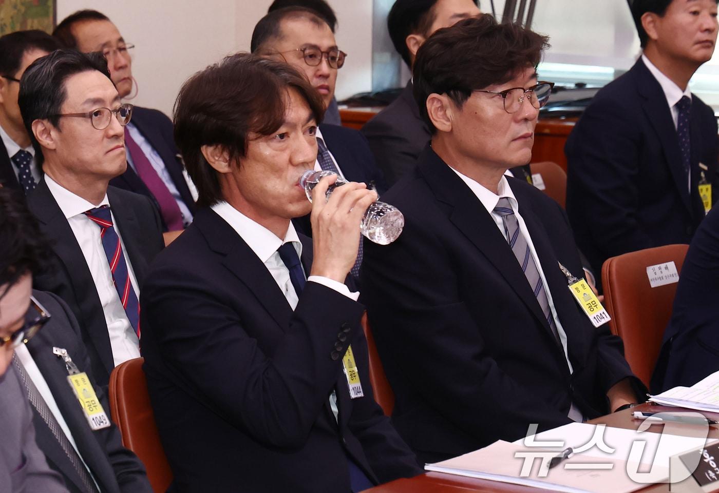본문 이미지 - 홍명보 남자 축구대표팀 감독(왼쪽)이 24일 오전 서울 여의도 국회 문화체육관광위원회에서 열린 대한축구협회 등에 대한 현안질의에 출석해 물을 마시고 있다. 오른쪽은 이임생 대한축구협회 기술총괄이사. 2024.9.24/뉴스1 ⓒ News1 김민지 기자