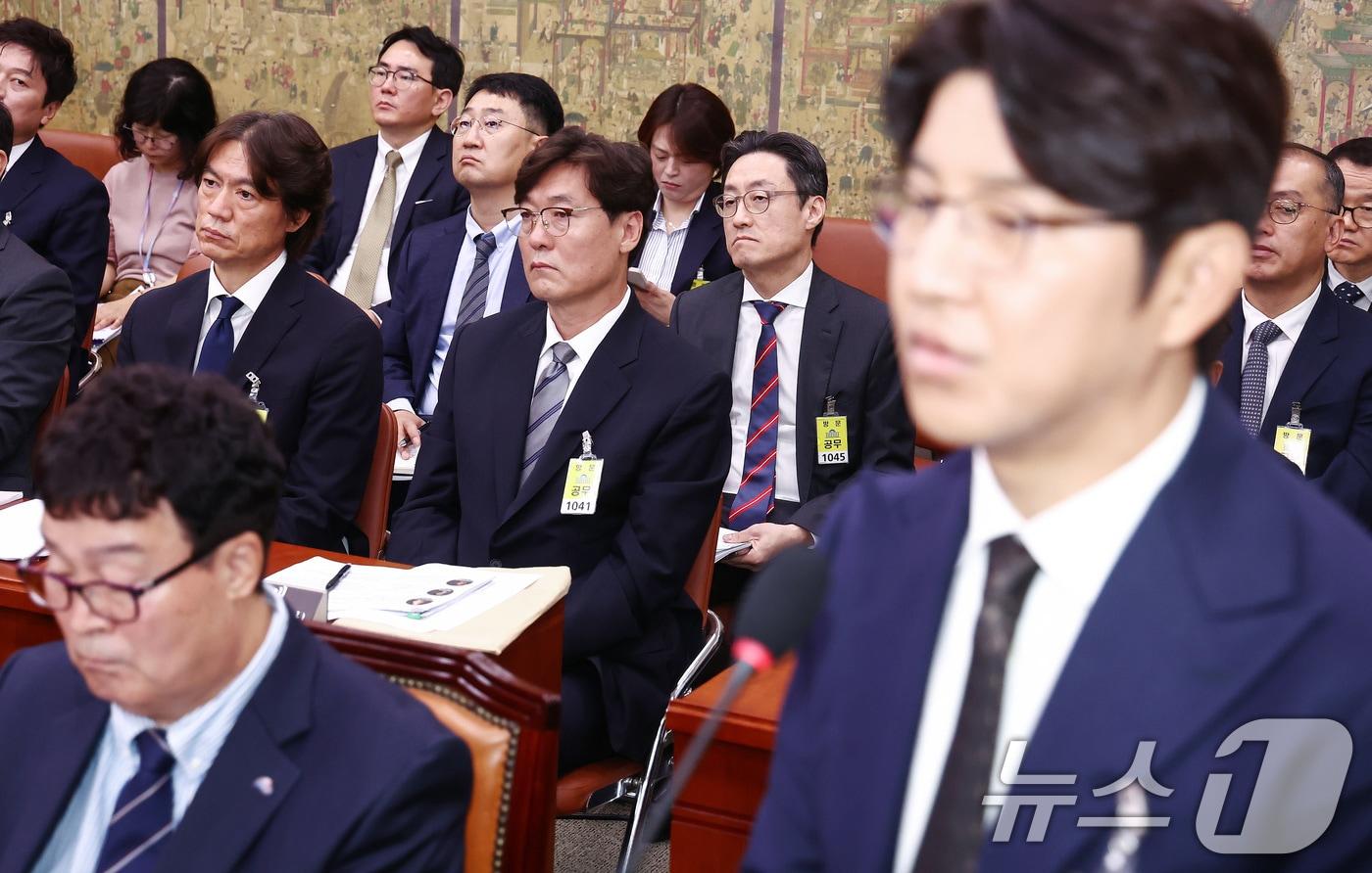 본문 이미지 - 홍명보 남자 축구대표팀 감독과 이임생 대한축구협회 기술총괄이사가 24일 오전 서울 여의도 국회 문화체육관광위원회에서 열린 대한축구협회 등에 대한 현안질의에 출석, 박주호 전 전력강화위원의 의원 질의 답변을 듣고 있다. 2024.9.24/뉴스1 ⓒ News1 김민지 기자