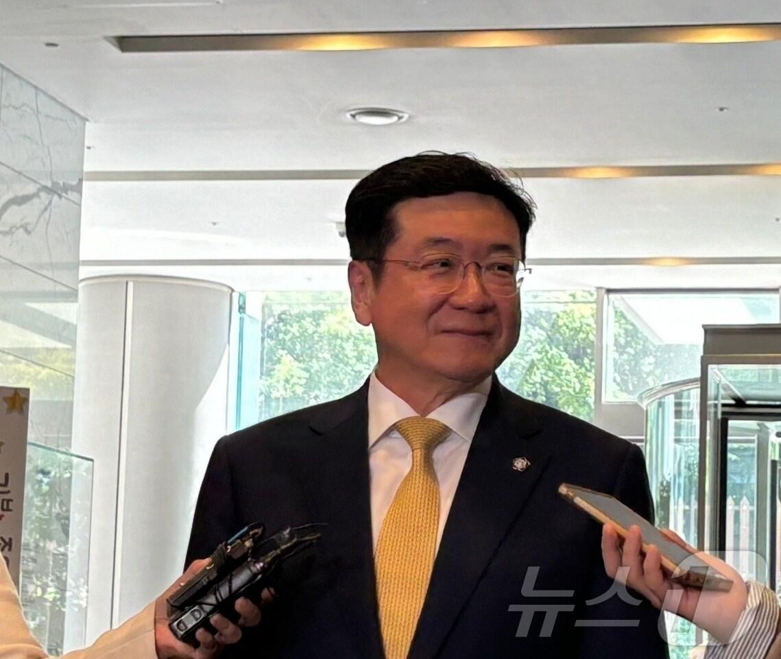 본문 이미지 - 이찬희 삼성 준법감시위원장이 24일 정례회의 전 기자들의 질문에 답하고 있다. 2024. 9. 24/뉴스1 ⓒ News1 한재준 기자