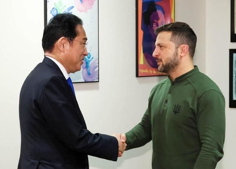 본문 이미지 - 23일&#40;현지시간&#41; 미국 뉴욕에서 기시다 후미오 일본 총리가 볼로디미르 젤렌스키 우크라이나 대통령과 만나 악수를 나누고 있다. 2024.09.24/&#40;출처 : 기시다 후미오 인스타그램&#41;