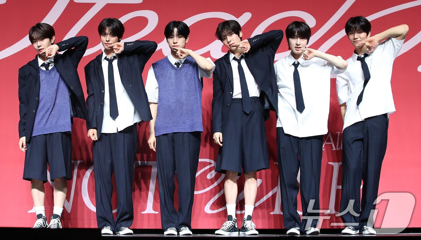 그룹 엔시티 위시(NCT WISH)의 료(왼쪽부터)와 리쿠, 유우시, 시온, 사쿠야, 재희가 24일 서울 용산구 블루스퀘어에서 가진 미니 1집 ‘스테디(Steady)’ 발매 기념 쇼케이스에서 포즈를 취하고 있다. 2024.9.24/뉴스1 ⓒ News1 권현진 기자