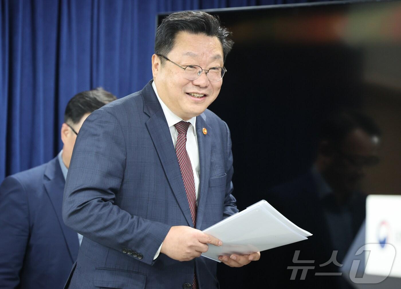 본문 이미지 - 주형환 저출산고령사회위원회 부위원장이 지난 24일 서울 종로구 정부서울청사에서 제4차 인구비상대책회의 일·가정양립 우수기업 성과공유회 개최 관련 사전브리핑을 하기 위해 입장하고 있다. 2024.9.25/뉴스1 ⓒ News1 허경 기자