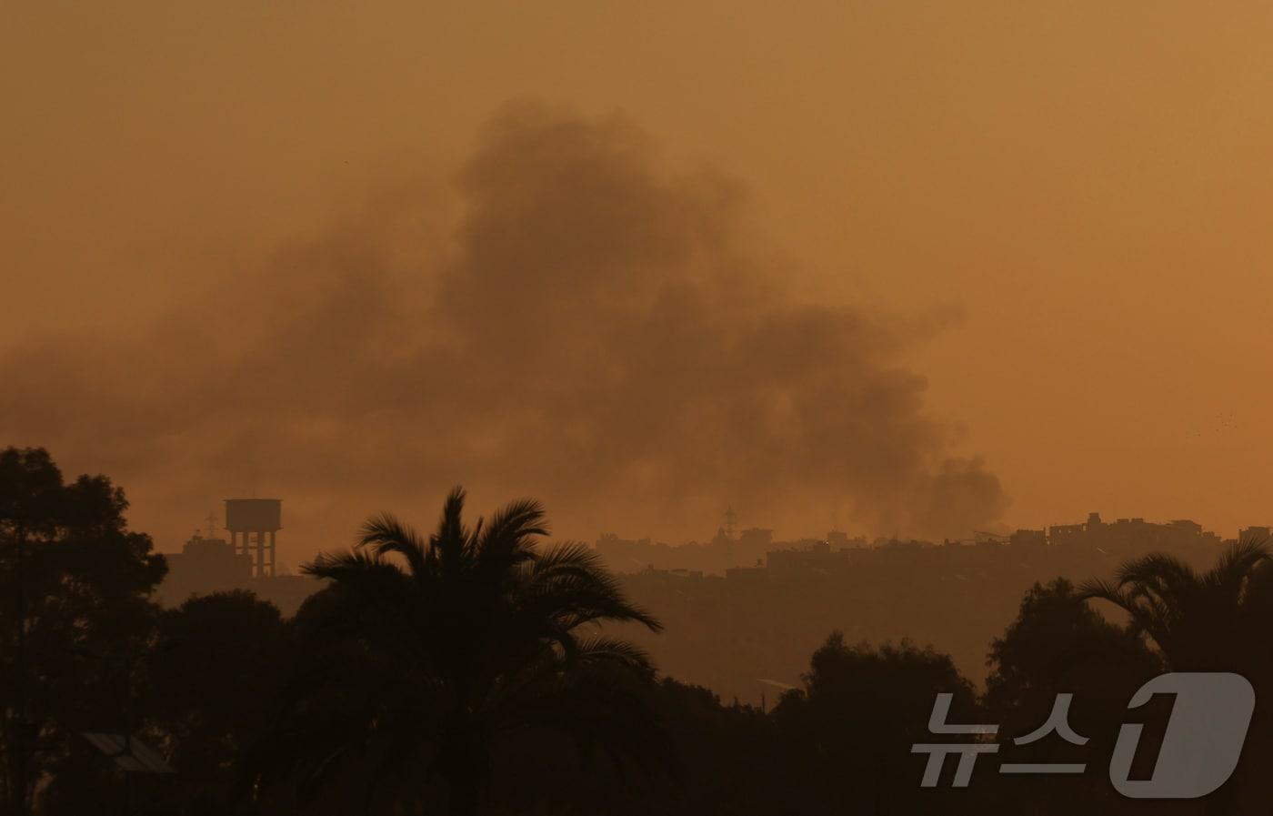 24일(현지시간) 이스라엘과 레바논 무장정파 헤즈볼라 사이의 전투가 이어지는 가운데, 이스라엘의 공격을 받은 레바논 남부 티레 하늘이 연기로 뿌옇게 변해 있다. 기사 내용과 무관. 2024.09.24 ⓒ 로이터=뉴스1 ⓒ News1 김지완 기자