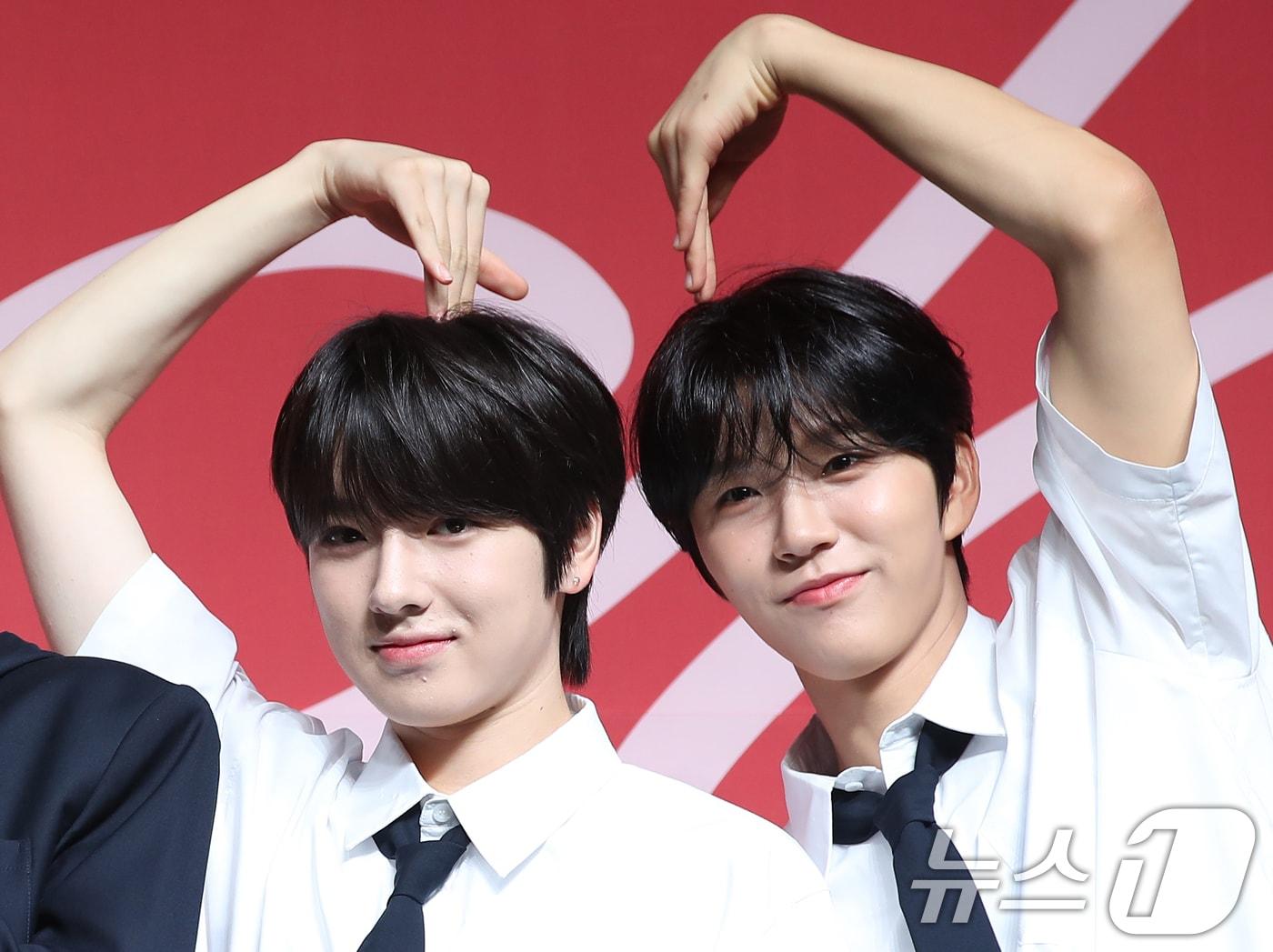 본문 이미지 - 그룹 엔시티 위시(NCT WISH)의 사쿠야와 재희(오른쪽)가 24일 서울 용산구 블루스퀘어에서 가진 미니 1집 ‘스테디(Steady)’ 발매 기념 쇼케이스에서 포즈를 취하고 있다. 2024.9.24/뉴스1 ⓒ News1 권현진 기자