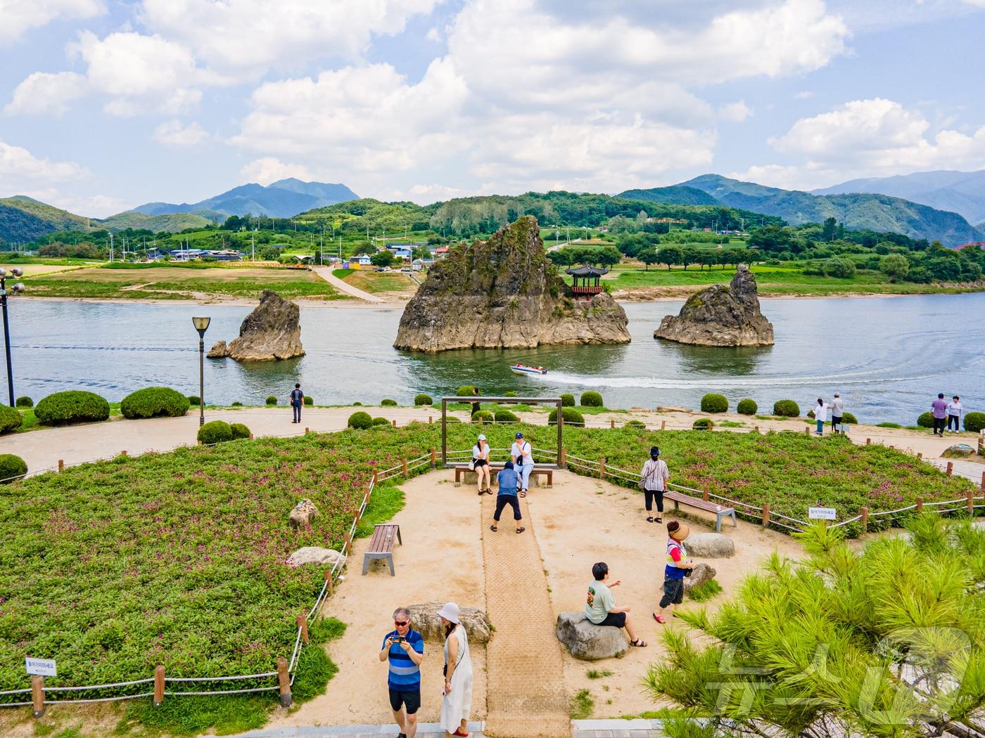 본문 이미지 - 단양 도담삼봉.(단양군 제공)2024.9.24/뉴스1