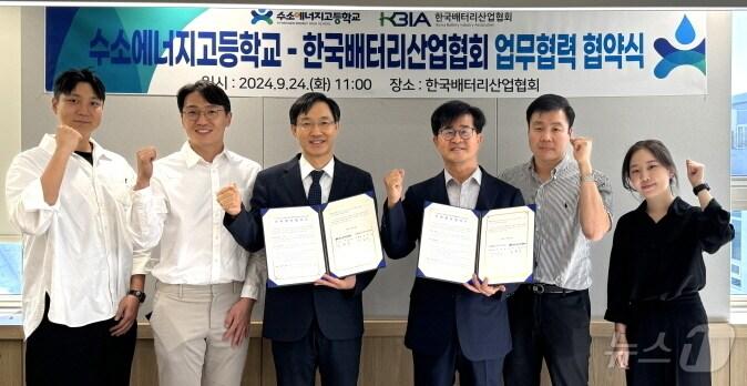 본문 이미지 - 전북하이텍고와 한국배터리산업협회 24일 업무협약을 맺고, 이차전지 분야 인재육성에 힘을 모으기로 했다.&#40;전북교육청 제공&#41;/뉴스1