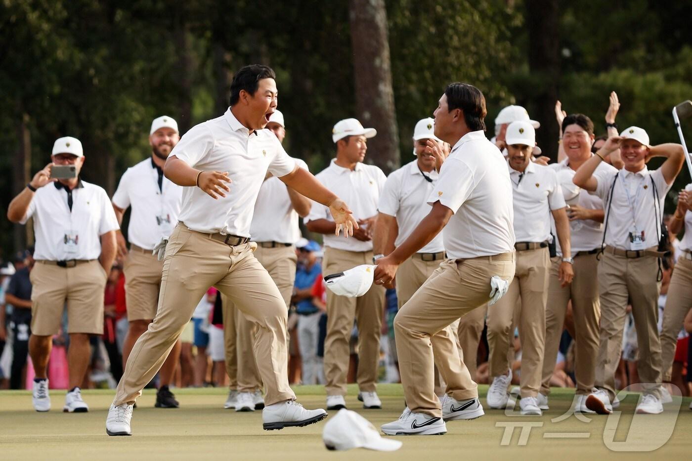 2022년 프레지던츠컵에서 활약한 김주형(왼쪽)과 김시우.  ⓒ AFP=뉴스1