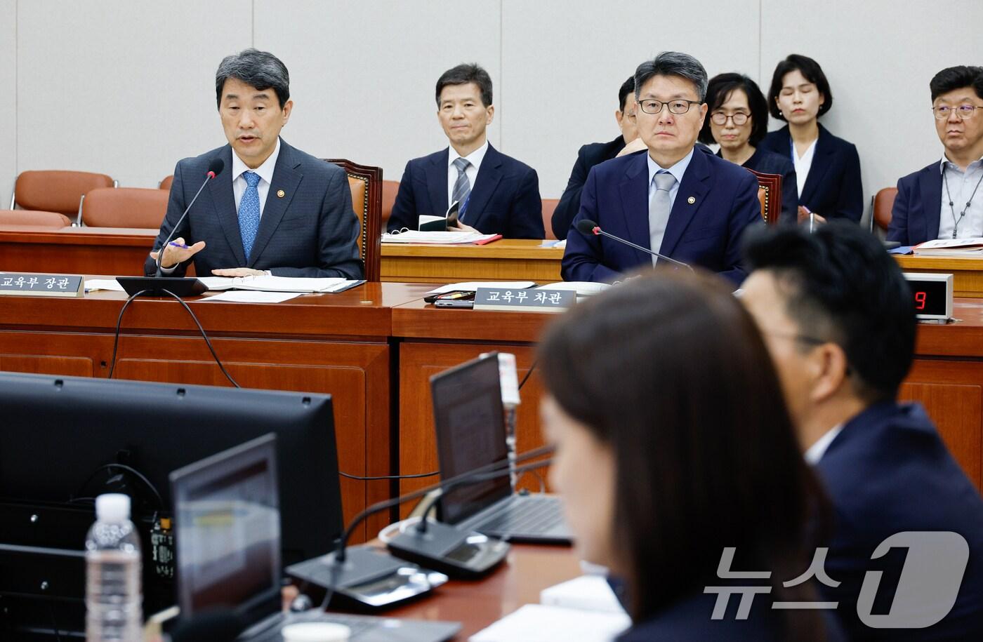 이주호 사회부총리 겸 교육부 장관이 24일 서울 여의도 국회에서 열린 교육위원회 제418회국회(정기회) 제2차 전체회의에서 역사 교과서 관련 현안질의에 답하고 있다. 오른쪽은 오석환 차관. 2024.9.24/뉴스1 ⓒ News1 안은나 기자