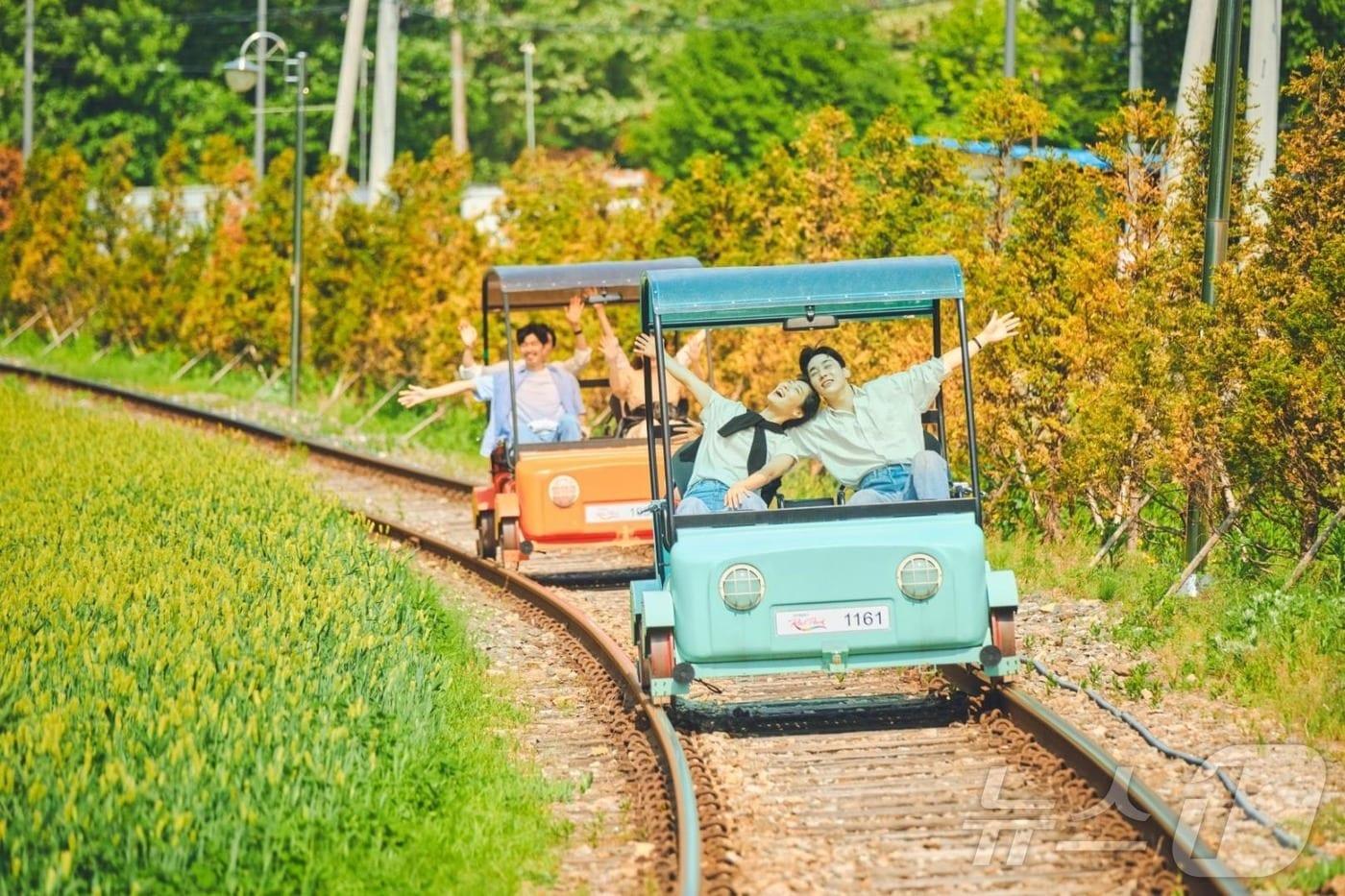 강원 춘천 강촌레일파크가 운영하는 레일바이크.(강촌레일파크 제공)