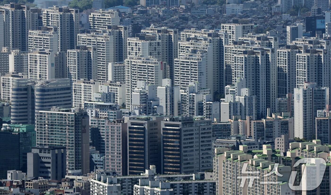 본문 이미지 - . 사진은 이날 경기 광주시 남한산성에서 바라본 서울 아파트 단지 모습. 2024.9.24/뉴스1 ⓒ News1 김성진 기자