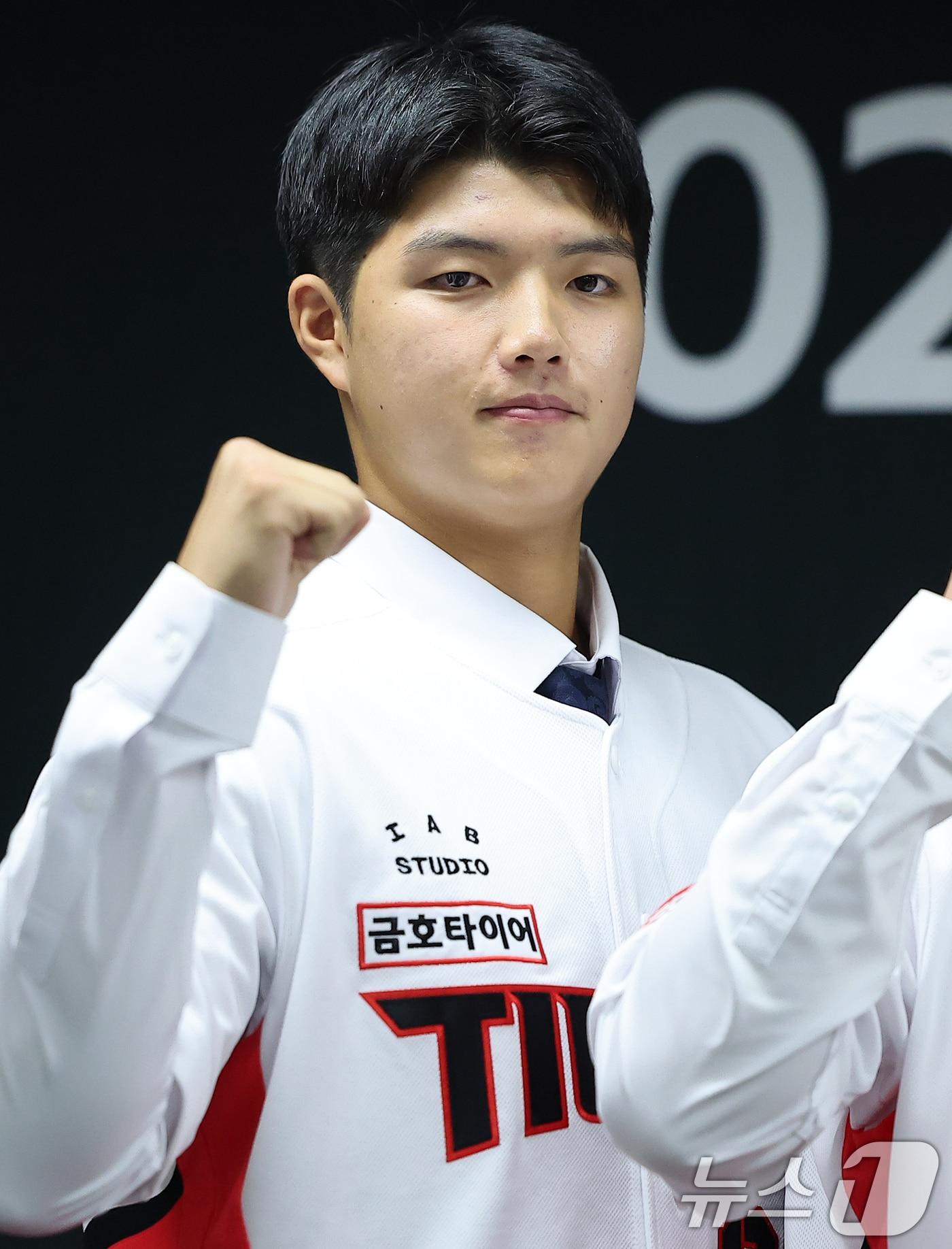 본문 이미지 - 24일 오후 광주 기아챔피언스필드에서 열린 2025년 KIA 타이거즈 신인 선수 입단식에서 1라운드 5순위에 지명된 김태형이 기념 촬영을 하고 있다. 2024.9.24/뉴스1 ⓒ News1 김진환 기자