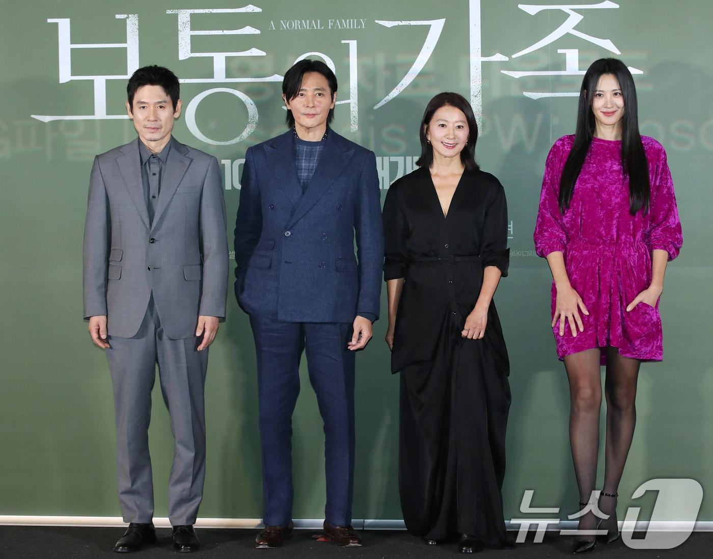 본문 이미지 - 배우 설경구(왼쪽부터)와 장동건, 김희애, 수현이 24일 서울 용산 cgv에서 열린 영화 '보통의 가족' 언론시사회에 참석해 포즈를 취하고 있다. '보통의 가족'은 서로 다른 신념의 두 형제 부부가 우연히 끔찍한 비밀을 마주하게 되면서 벌어지는 이야기를 그린 작품이다. 2024.9.24/뉴스1 ⓒ News1 권현진 기자 ⓒ News1 권현진 기자