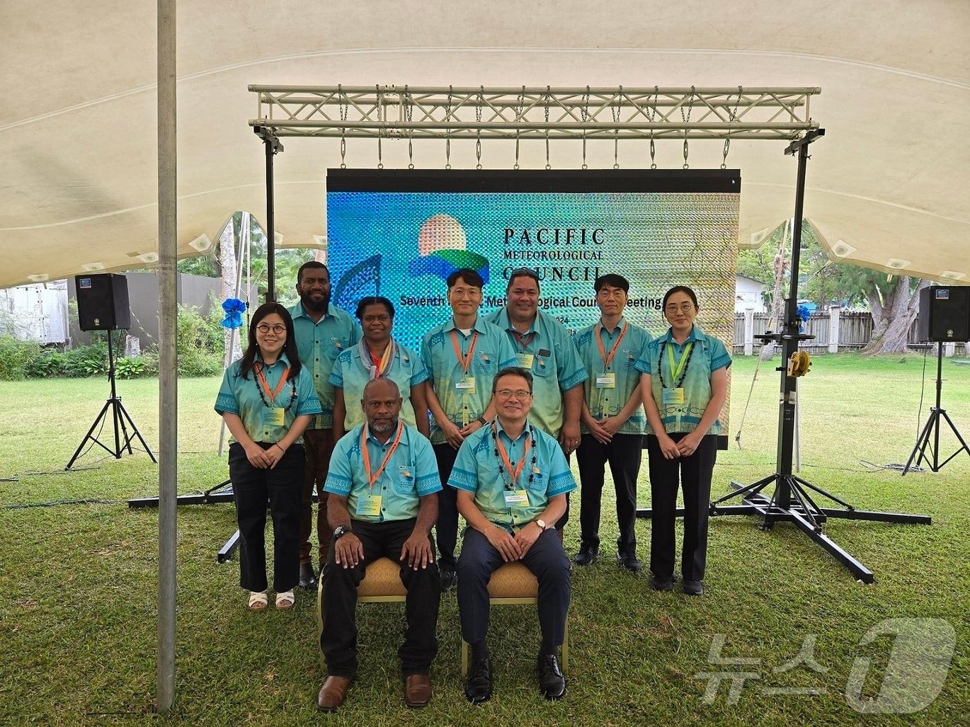 본문 이미지 - 제7차 태평양 기상위원회(PMC)에서 신도식 APEC기후센터 원장(앞줄 오른쪽), 프레드 조클리(Mr. Fred Jockley) 바누아투 기상청장 직무대리(앞줄 왼쪽) 등 참가자들이 기념사진을 찍고 있다.(APCC 제공)