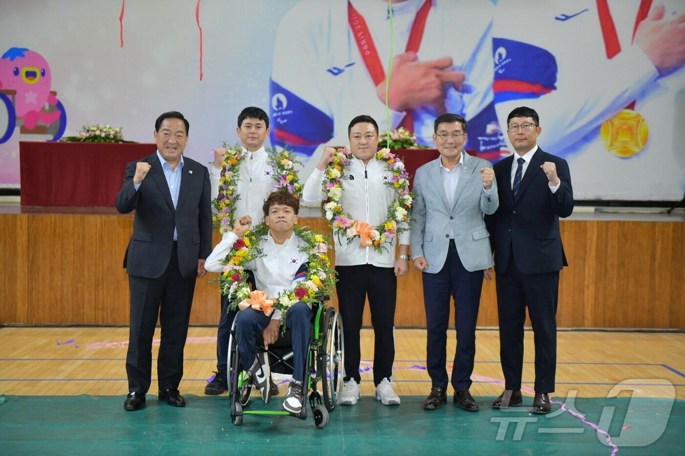 24일 강원 속초 청초생활체육관에서 열린 2024 파리 패럴림픽 선수·지도자 시민 환영행사에서 이병선 속초시장(사진 왼쪽)이 속초 출신 한국 보치아 전설 정호원 선수와 기념촬영을 하고 있다.(속초시 제공) 2024.9.24/뉴스1