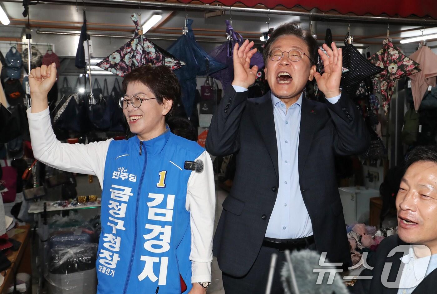 본문 이미지 - 이재명 더불어민주당 대표가 24일 오후 부산 금정구 서동미로시장을 찾아 김경지 부산 금정구청장 보궐선거 후보와 지지를 호소하고 있다. 2024.9.24/뉴스1 ⓒ News1 윤일지 기자